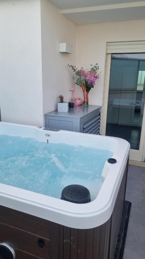 Penthouse 40 In Trastevere With Seasonally Jacuzzi Roma Eksteriør bilde